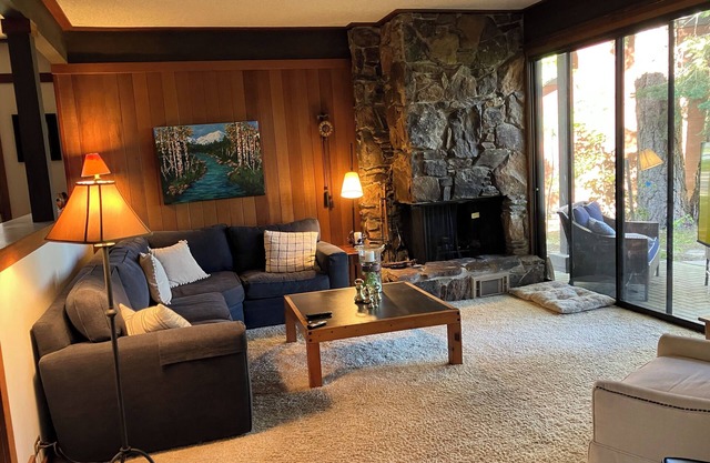 Fabulous 4 Bedroom Tavern Shores with Lakefront Views