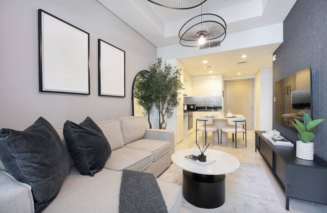 Fabulous 2BR with Skyline Views in Business Bay!