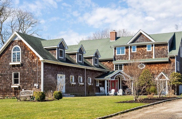 Fabulous estate on country setting, minutes from area beaches