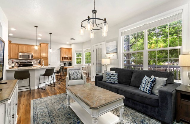 Fabulous Family-Friendly Retreat by Windsor Lake!