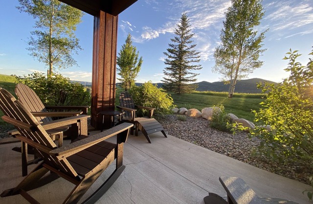 Fabulous Mountain Views! Easy Walk To Gondola, Peaceful & Secluded Feeling