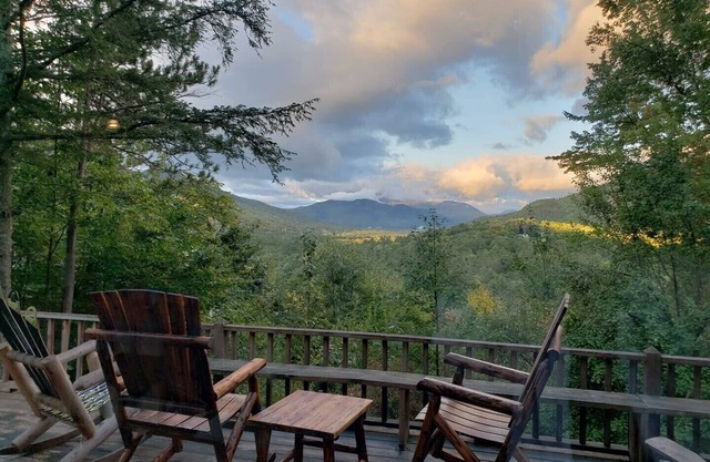 Fabulous Mountain View Chalet close to Everything in North Conway. Pet Friendly