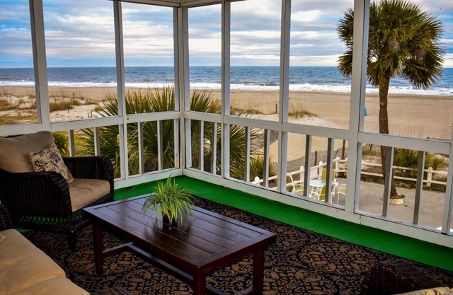 Fabulous ocean front panoramic view screened porch WIFI pet friendly, grilling