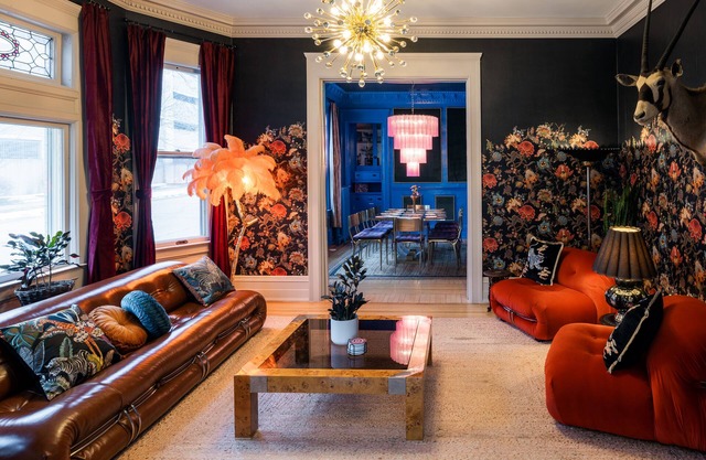 Fabulous Walkers Point Mansion w/Bar andFireplace