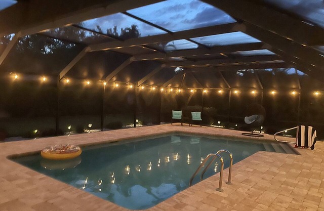 FABULOUS WHISKEY CREEK POOL HOUSE! SLEEPS 8! MINUTES TO GOLF AND GULF!