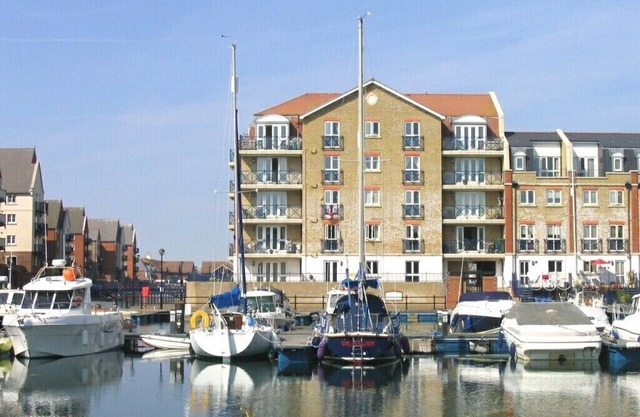Fabulously Located Marina Apartment - Superb Waterside Views from every window.