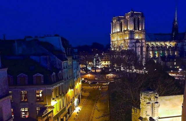 FACING NOTRE DAME,IN THE HEART OF THE LATIN QUARTER,NEXT TO SAINT GERMAIN &SEINE