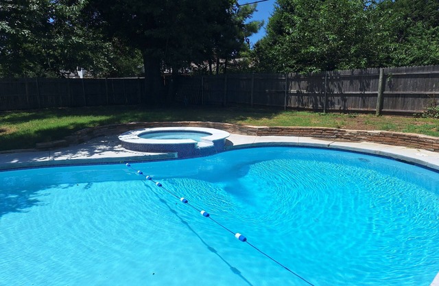 Fairground heated Pool and Spa close to plaza and downtown