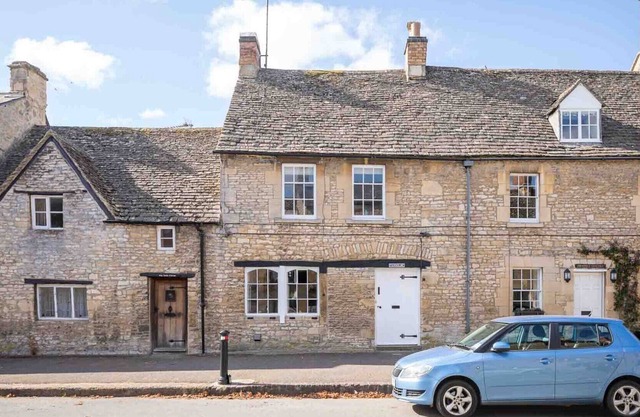 FAIRHOLME, pet friendly, character holiday cottage in Northleach