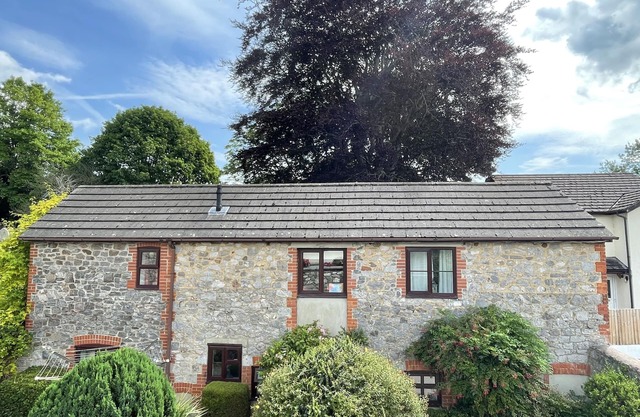 FAIRWATER MILL COTTAGE, pet friendly, with a garden in Newton Abbot