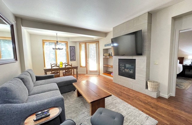 Fairway view condo/large private deck/on bike path/close to hiking and lakes