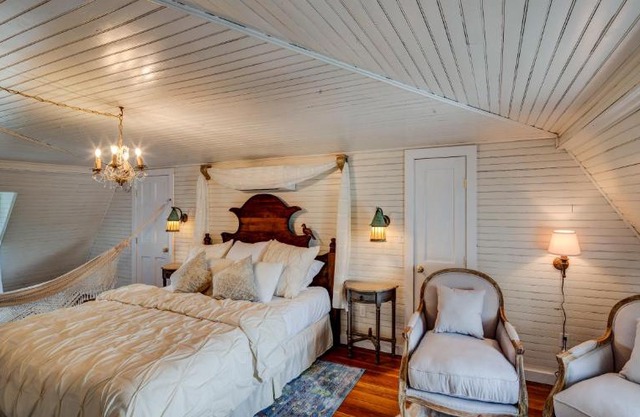 Fairytale Loft Suite 1 bed, 1 bath Luxury Apartment in Downtown Belmont