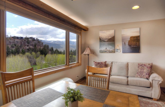 Falcon Crest (#229) |10 min to Ski - Golf - AC - Pool/Hot Tub - Views
