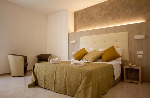Falcon Hotel
