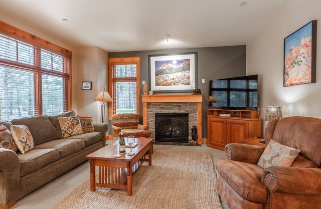 Fall Availability! Updated Townhome, Walk, Shuttle, or a Short Drive to Mountain!