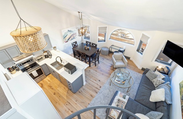 FALL COLORS ARE HERE! Lovely 2BR+loft/2Bath; pool/hot tub; Walk to everything!