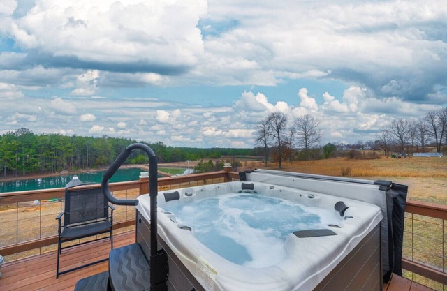 Fall Foliage Retreat: Hot Tub, Kayaks & Pond Deck
