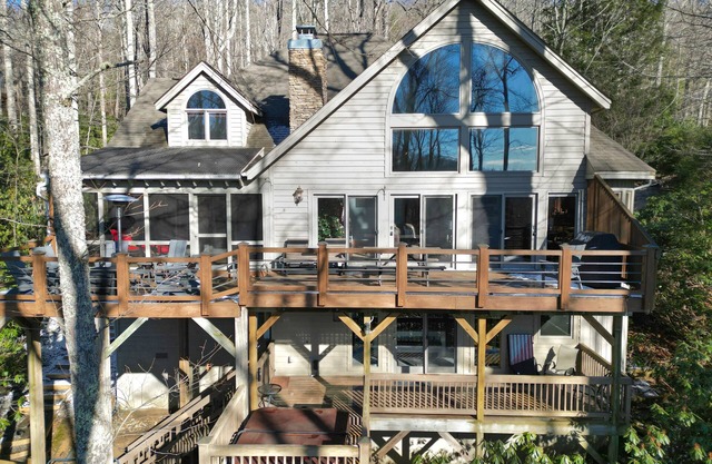 Fall Football@Blowing Rock! 4000sf, 4.5Beds+HotTub+Arcade+EV+Pool+Pickle!