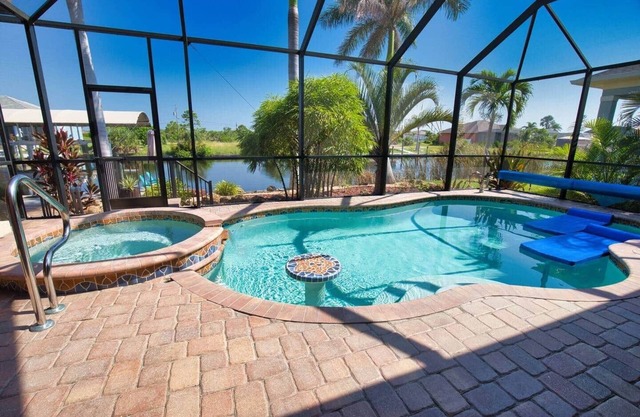 *Fall Savings* Luxury 4BR Canal , Spa, Dock- Near Beaches