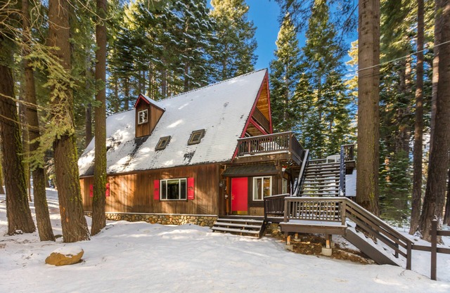 Fall special! Christmas Available!Fun Cabin, Ping Pong, Pool Table, HotTub, Pets