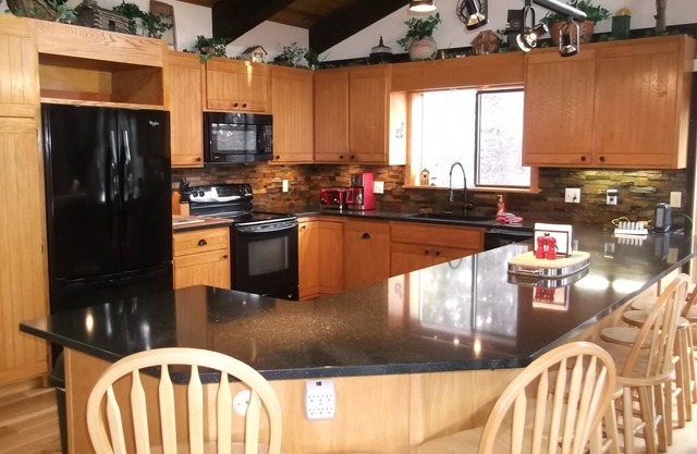 Fall special! Fun Great room, Hot tub,PoolTable, Foosball, wildlife