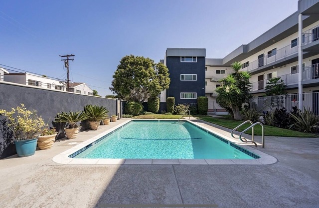 Fall Special! Stunning Modern Luxury Condo - Gym, Pool, Steps to Hermosa