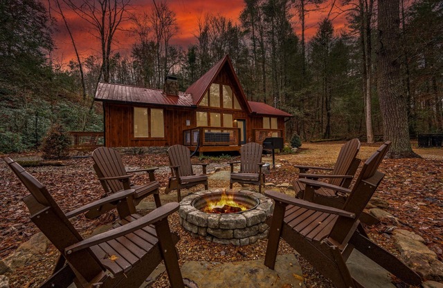 Fall Specials! Waterfront/King Bed En Suites/Secluded/HotTub/Firepit/FastWifi
