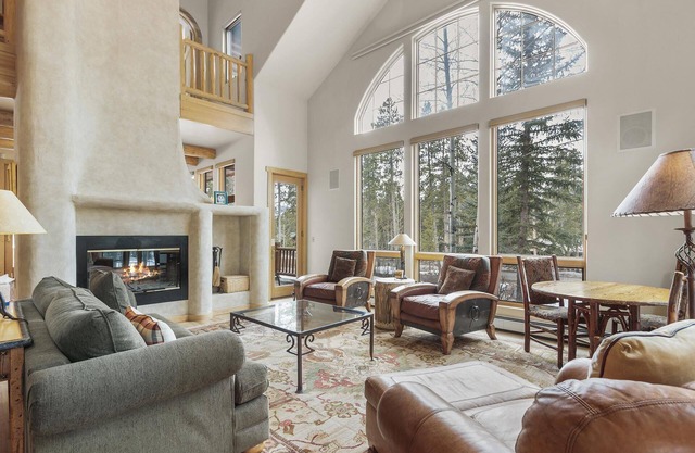 Fall Stays Available! 5 Bedroom Luxury Mountain Home with Private Hot Tub and Pool Table!