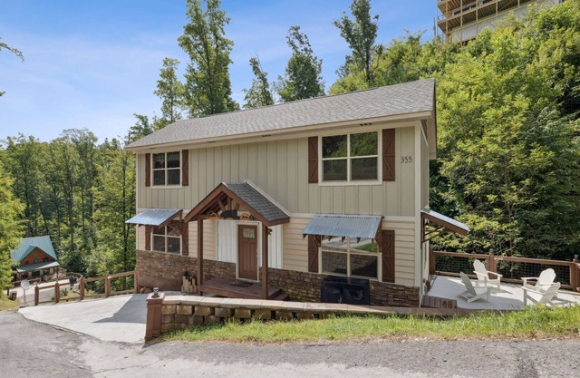 Falling Brook – Cozy Creekside Cabin with Hot Tub, Game Loft & Dog-Friendly Comfort