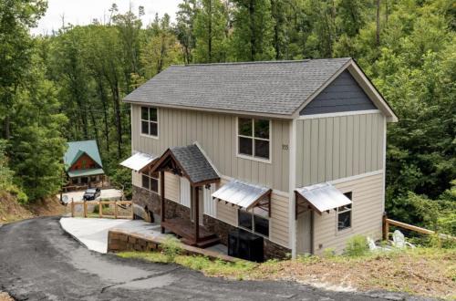 Falling Brook – Cozy Creekside Cabin with Hot Tub, Game Loft & Dog-Friendly Comfort
