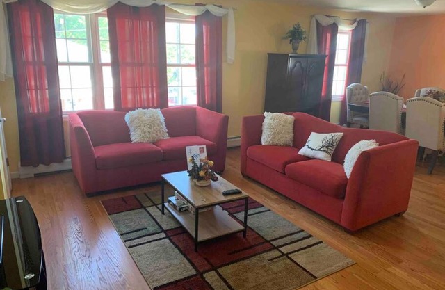 Family 3-bedroom home (2nd floor near EWR/Outlet)