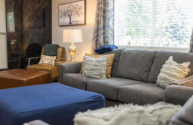 Family Amenities|Pets|Desks|Fenced Backyard