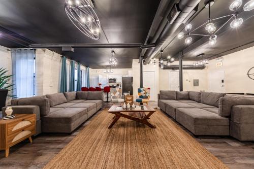 Family and Group Friendly 5BR Spacious Unit with Pool Table and Optional Parking Near McCormick Place and Soldier Field