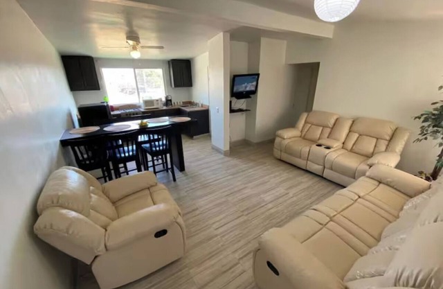 Family Apartment & Free Parking!