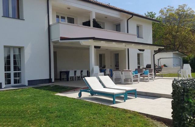 Family apartment: sleeps 6, Use of garden, sunbeds and swimming pool.