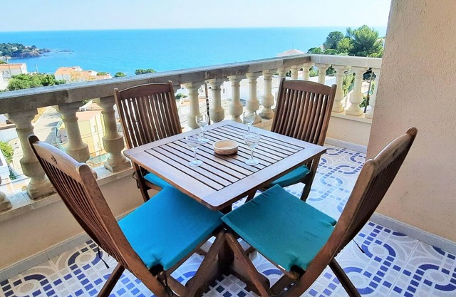 Family apartment with pool, garden, and terraces - Llançà