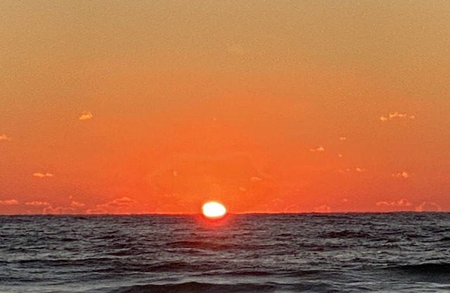 Family/Budget/Pet Friendly Walk to Beach-2BR 1 BA- Sleeps 8