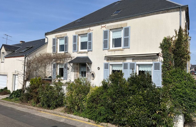 Family cottage with terrace and Loire views