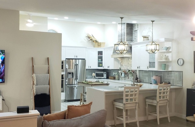 Family Cottage in the Palm Beaches. Pet friendly. 4mi to Ocean Front Beach.