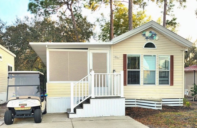 Family cottage with private backyard