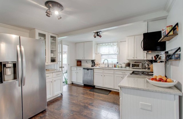 *Family Friendly*1 acre* 3BR*Outdoor Space*