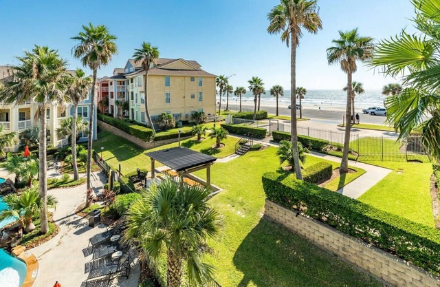 Family-Friendly 2 Bedroom 2 Bathroom Condo Poolside AND Gulf View in Galveston!