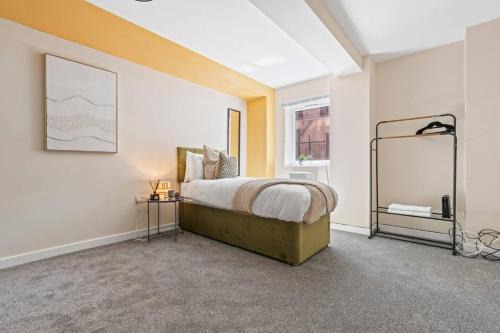 Family-Friendly 3-Bed Ground Floor Apartment in Central Location with Free Wi-Fi, Sleeps 7