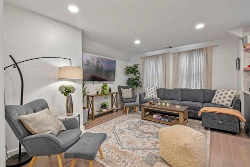 Family Friendly 3BD Oasis-Parking, WIFI & Pets OK!