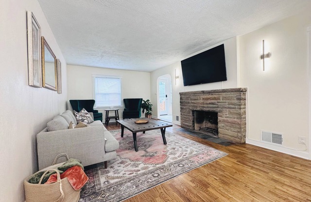 Family-Friendly 4BR Lansing Retreat Near MSU, Dining & Downtown Lansing