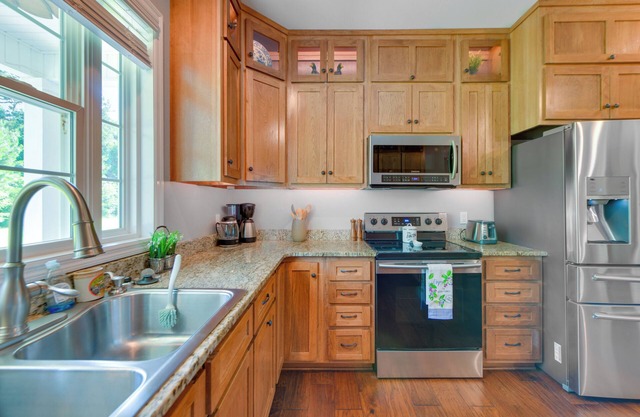 Family-Friendly Abbeville Home w/Fire Pit & Games