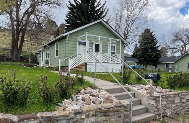Family-friendly bungalow in downtown Cody! Also corporate monthly rental rates