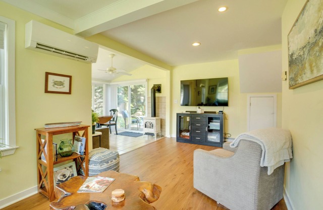 Family-Friendly Cottage, Walk to the Beach!