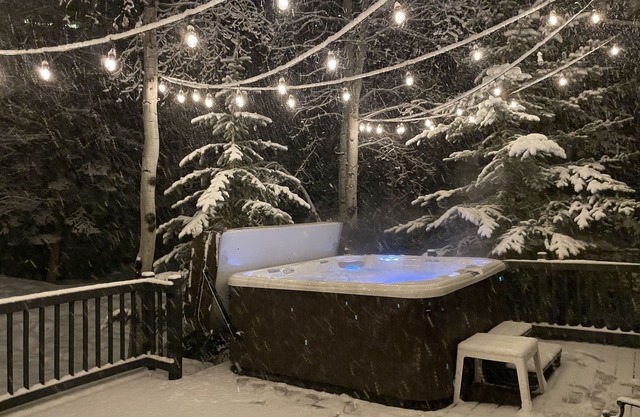 Family Friendly Condo w private HOT TUB~Minutes from the Slopes