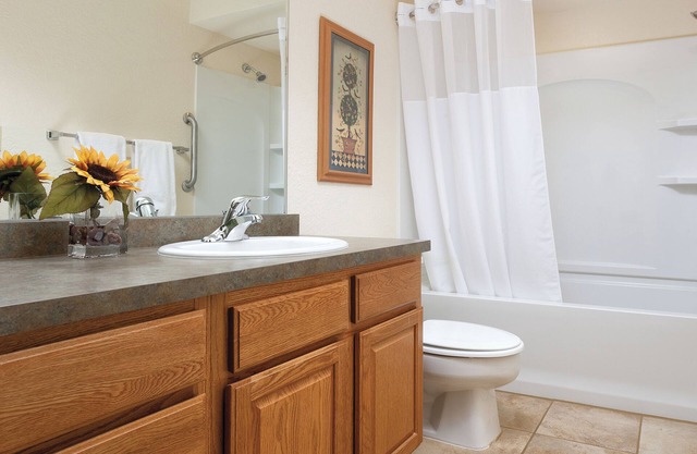 Family-Friendly Condo w/Fireplace, Resort Pool, Full Kitchen & Near State Park